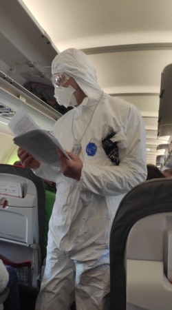 Пассажирам измеряют температуру в самолете, прибывшем в киевский аэропорт «Борисполь»