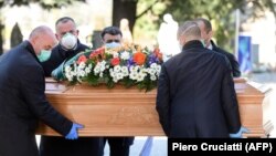 La cimitirul din Bergamo, Italia, 16 martie 2020