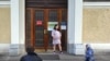 یک زن باردار روس در مقابل بیمارستان (عکس از آرشیو)