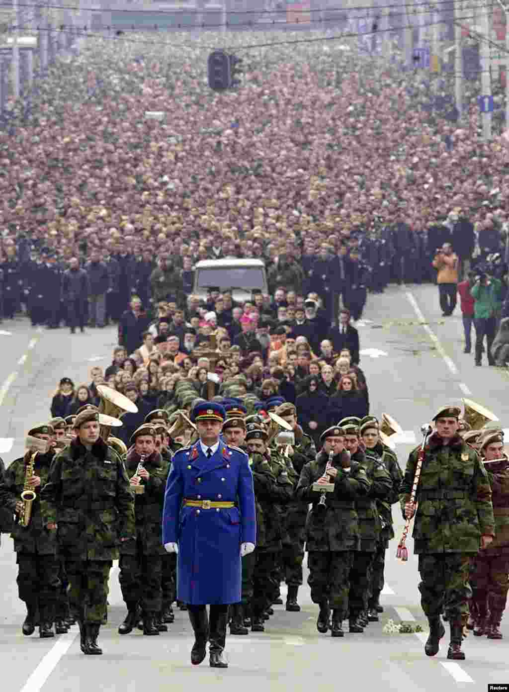 Hundreds of thousands of people walk in a silent procession toward Belgrade&#39;s New Cemetery, where Djindjic was to be buried.