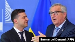 ژان کلود یونکر رئیس کمیسیون اروپا (راست) حین دیدار با ولودیمیر زلنسکی رئیس جمهور اوکراین