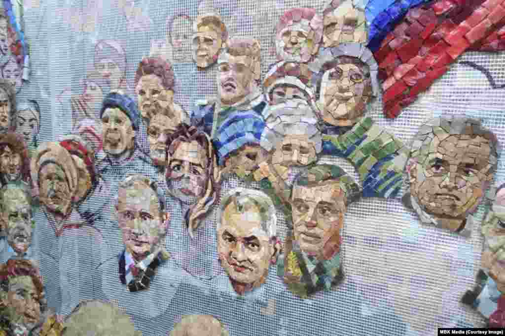 Една од сликите прикажуваат работа на мозаик што ги претставуваат Путин, Шојгу и други руски политичари. &nbsp;