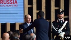 Kryeministri italian Matteo Renzi mirëpret presidentin rus Vladimir Putin në Milano