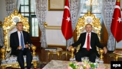 Presidenti i Turqisë, Recep Tayyip Erdogan (djathtas) dhe sekretari i përgjithshëm i NATO-s, Jens Stoltenberg. Stamboll, 21 nëntor 2016.