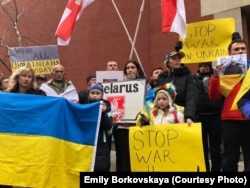 Зянон Пазьняк (другі зьлева) сярод удзельнікаў акцыі пратэсту супраць расейскай агрэсіі ў Азоўскім моры. Нью-Ёрк, 1 сьнежня 2018