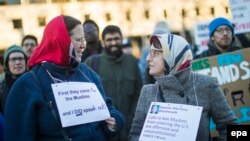 Сторонники американцев, исповедующих ислам, протестуют против запрета на въезд в США граждан их мусульманских стран