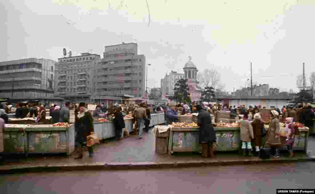 Овощной рынок в Бухаресте в середине 1980-х. В провинции нормы потребления были ограничены пятью яйцами, 500 граммами сахара и таким же количеством подсолнечного масла в месяц. Хлеба полагалось половина буханки в день, мяса &ndash; шесть килограммов в год на человека.&nbsp; &nbsp;