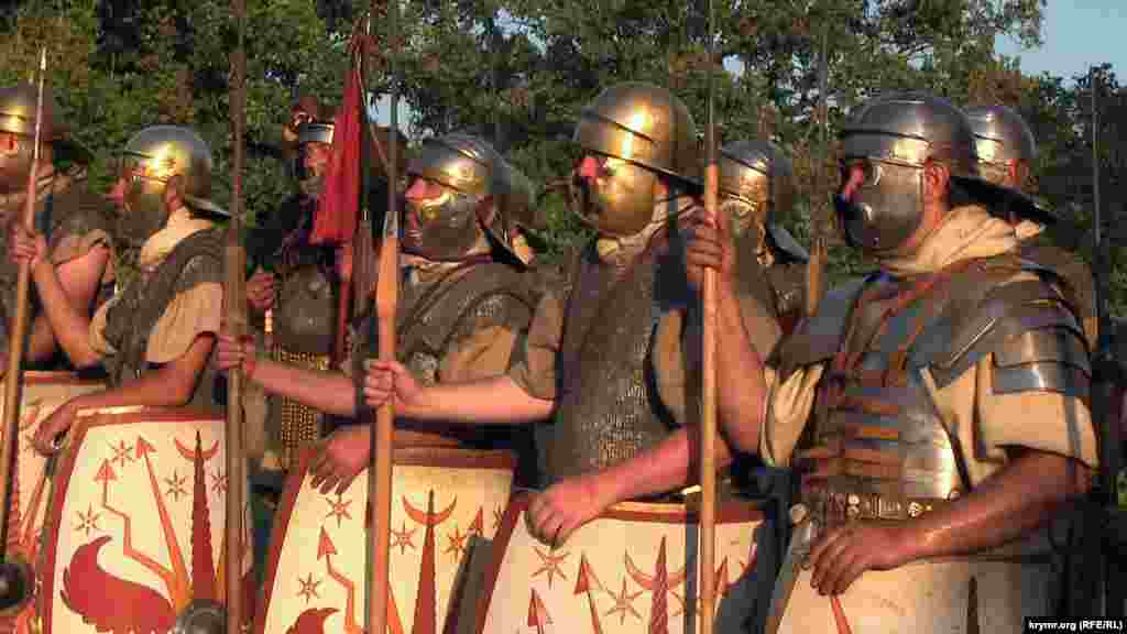Показовий виступ реконструкторів у обладунках римських легіонерів