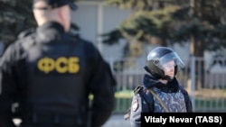 У «Кримській солідарності» вранці 27 березня повідомляли, що обшуки і затримання пов’язані зі звинуваченнями в участі в релігійній організації «Хізб ут-Тахрір»