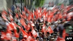 Испания. Өкмөттүн антикризистик планына каршы демонстрацияга чыккан өкмөттүк мекемелердин кызматчылары. Мадрид. 8-июнь, 2010