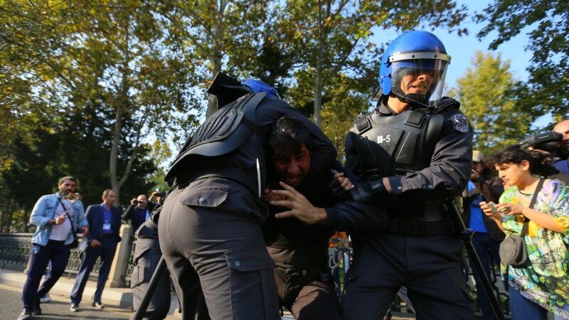 На акции оппозиции в столице Азербайджане произошли задержания