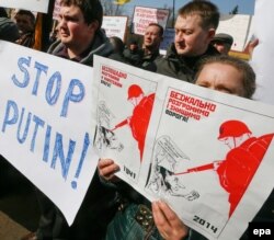 Акция протеста возле посольства России в Украине. Киев, 7 марта 2014 года