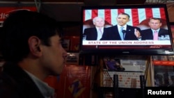 Речь президента США Барака Обамы транслируют по телевидению. Кабул, 13 февраля 2013 года.