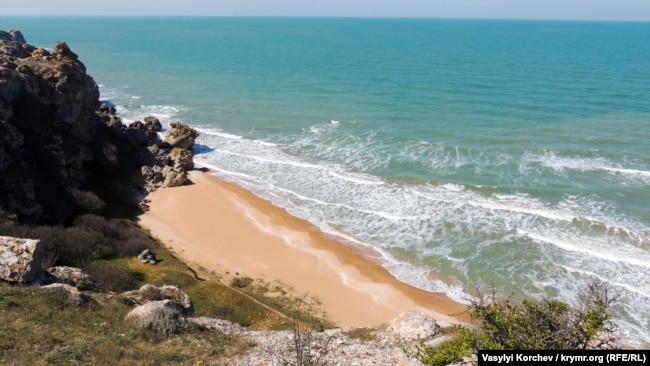 Побережье Азовского моря в районе Караларского природного парка в Крыму, апрель 2020 года