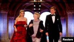 Regina Beatrix însoţită de noul rege Willem-Alexander şi soţia sa Maxima