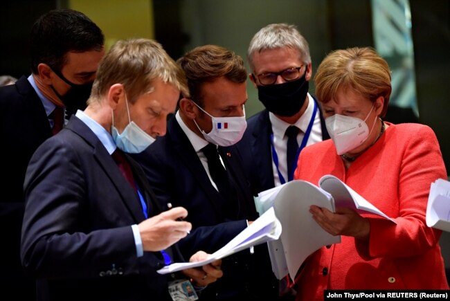 Kryeministri spanjoll Pedro Sanchez, presidenti francez, Emmanuel Macron dhe kancelarja gjermane, Angela Merkel gjatë samitit të BE-së.