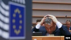 Premierul maghiar Viktor Orbán într-o sesiune plenară a Parlamentului European în care a fost foarte criticat în legătură cu situația statului de drept în Ungaria, la Bruxelles, 26 aprilie, 2016.