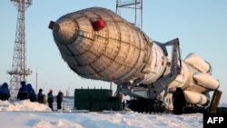 Российская ракета-носитель "Протон" устанавливается на стартовой площадке космодрома Байконур. 15 февраля 2014 года.