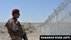 Пакистанский военный у ограждения на участке пакистанско-афганской границы. Иллюстративное фото.