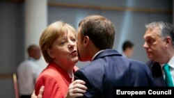 Angela Merkel, cancelarul german, și Emmanuel Macron, președintele francez, alături de premierul ungar Viktor Orban