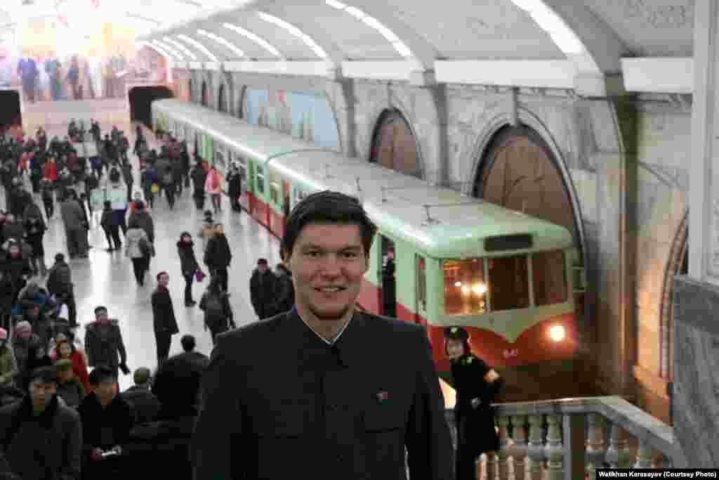 Турист из Казахстана Уалихан Карасаев в пхеньянском метро.