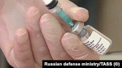 Проходящая испытания российская вакцина от COVID-19.