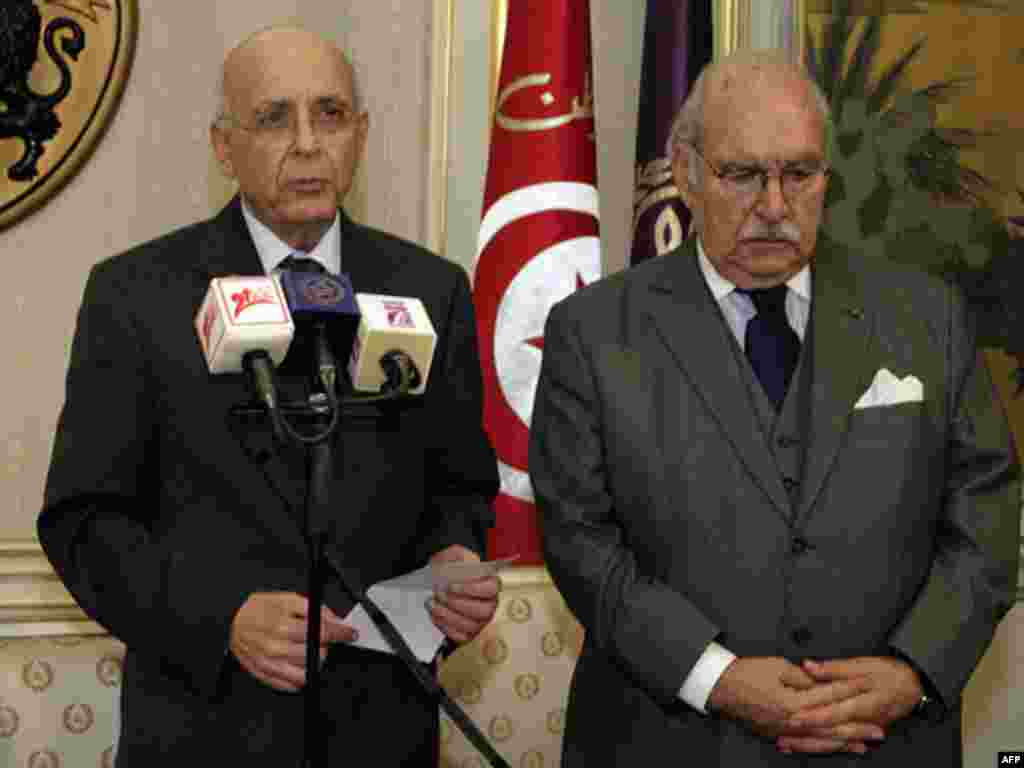 فؤاد المبزّع، رئیس پارلمان و کفیل کنونی ریاست جمهوری تونس (راست) در کنار محمد الغنوشی، نخست وزیر