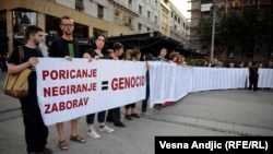 Organizacija "Žene u crnom" na protestu protiv negiranja genocida