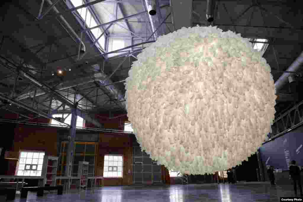 №002 – Алексей Кострома «UNO». 2011 год. Инсталляция. Смешанная техника. d-500 см. Courtesy автор