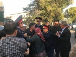 Полиция қызметкерлерінің Нұржан Мұхамедовті сот залына күштеп апаруға тырысып жатқан сәті. Шымкент, 25 қазан 2019 жыл.