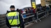 Policia duke kontrolluar disa migrantë në Malmo, Suedi.