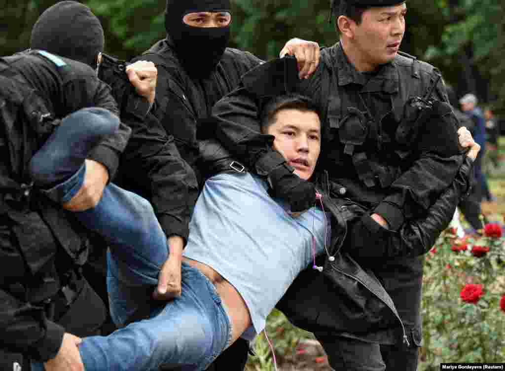 Алаңда жүрген Азаттық тілшісі полиция бірнеше адамды бір уақытта ұстап әкеткенін көрген. Алматы, 9 маусым2019 жыл.