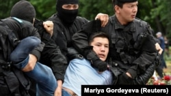 Президент сайлауы күні полиция қызметкерлері билікке қарсы шеруге қатысушыны ұстап жатыр. Алматы, 9 маусым 2019 жыл.