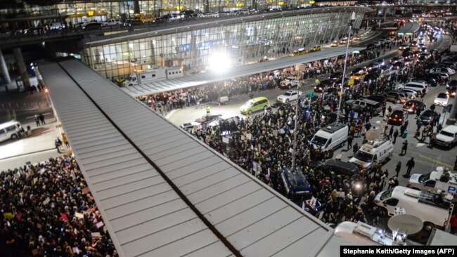 Protesti na aerodromu u Njujorku nakon zabrane