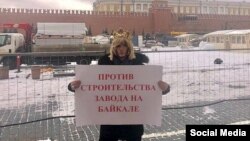 Сергей Зверев на Красной площади устроил одиночный пикет против строительства завода на Байкале