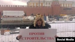 Сергей Зверев на одиночном пикете против строительства завода на Байкале