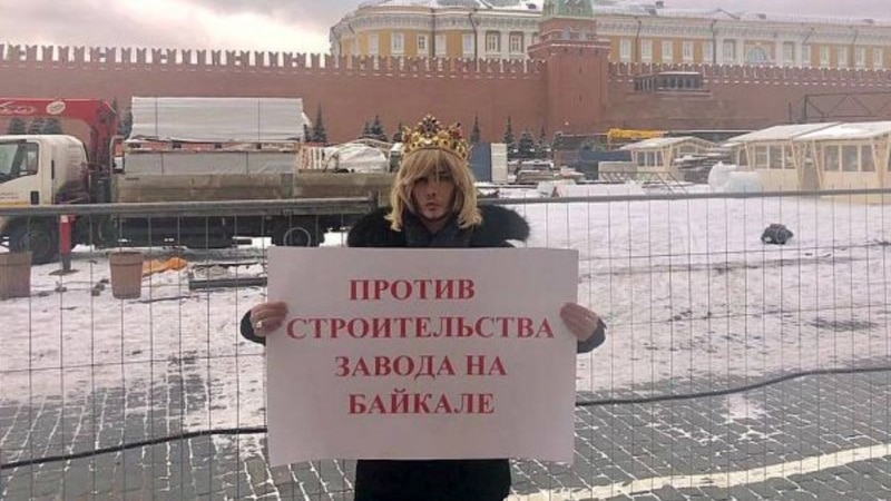 Стилиста и певца Сергея Зверева вызвали в полицию после пикета на Красной площади