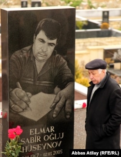 Elmar Hüseynovun məzarı