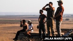 Жители Израиля на Голанских высотах на границе с Сирией