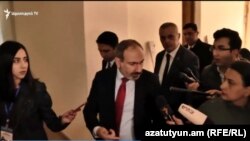 Кандидат в премьер-министры Никол Пашинян беседует с журналистами, Ереван, 1 ноября 2018 г. 