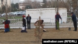 Býujetçiler bak ekmek çäresine mejbury çekilýär. (arhiw suraty)