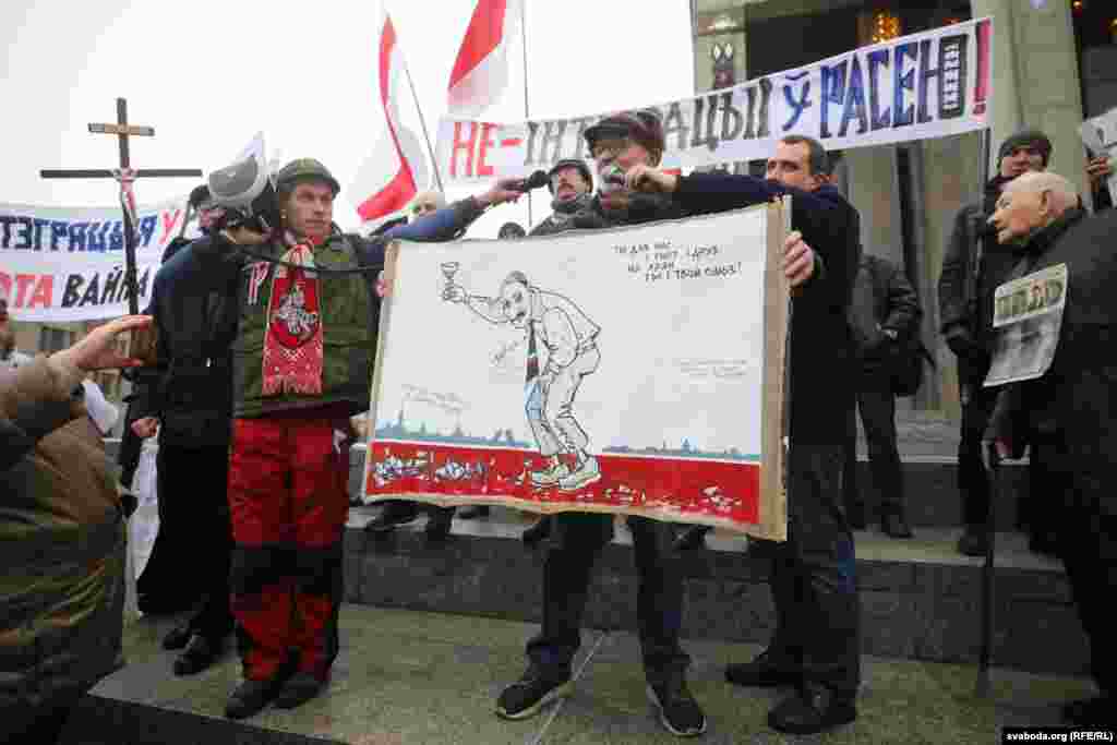 Участники акции держали плакаты с надписями &quot;Нет &ndash; интеграции в Россию&quot;, &quot;Нет &ndash; союзу с агрессором&quot;. На плакате с изображением человека, похожего на Лукашенко, написано: &quot;Ты для нас и гнет, и груз, на хрен ты и твой союз&quot;