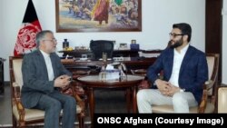 محمد رضا بهرامی سفیر ایران در کابل با حمدالله محب مشاور امنیت ملی رئیس جمهور گفتگو کرد