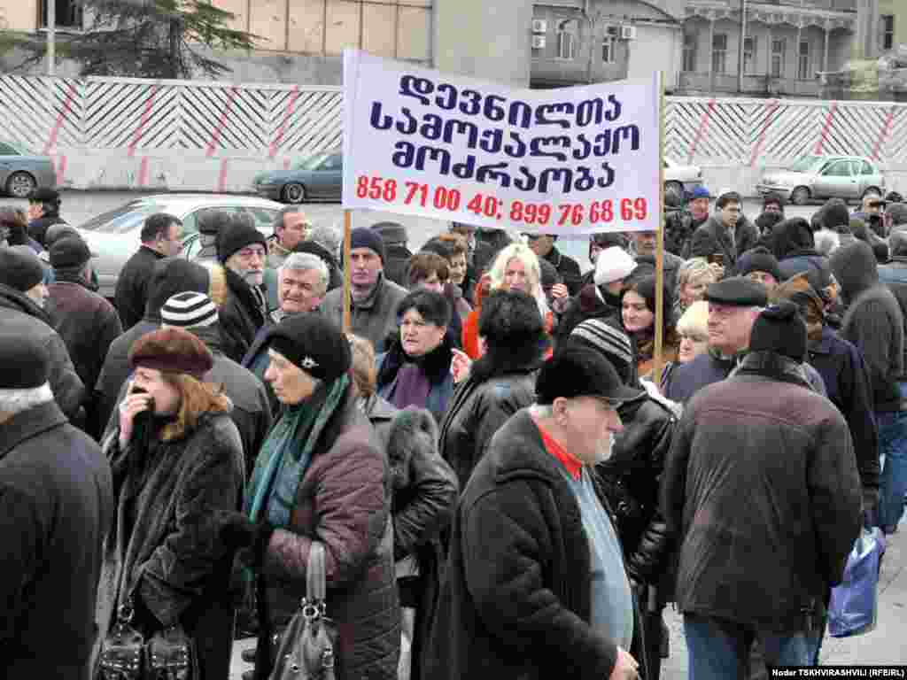 მძღოლების აქციას დევნილთა სამოქალაქო მოძრაობა შეუერთდა - რამდენიმე დღეა, რაც თბილისში სამარშრუტო მიკროავტობუსების მძღოლების საპროტესტო აქციები იმართება.