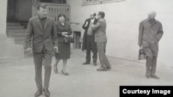 Саид Бекиров (на переднем плане) идет в костюме, купленном в комиссионном магазине и перешитом наизнанку в ателье. Алматы, 1968 год.