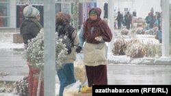 Turkmenistan -- Altyn Asyr market during the cold weather in Ashgabad, 09Feb2012