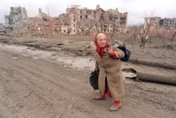 An old woman returns to Grozny in 1995 after a battle between Chechen separatists and Russian forces had leveled much of the city.
