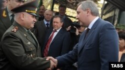 Dmitri Rogozin şi colonelul Anatoli Zverev, comandatul trupelor ruse de pacificare în regiunea transnistreană, Bender, 16 aprilie 2012