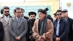 محمداشرف غنی رئیس جمهور افغانستان در حال سخنرانی در مراسم افتتاحیه پروژه کاسا ۱۰۰۰