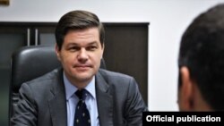 Помошникот државен секретар на САД за европски и евроазиски прашања, Вес Мичел